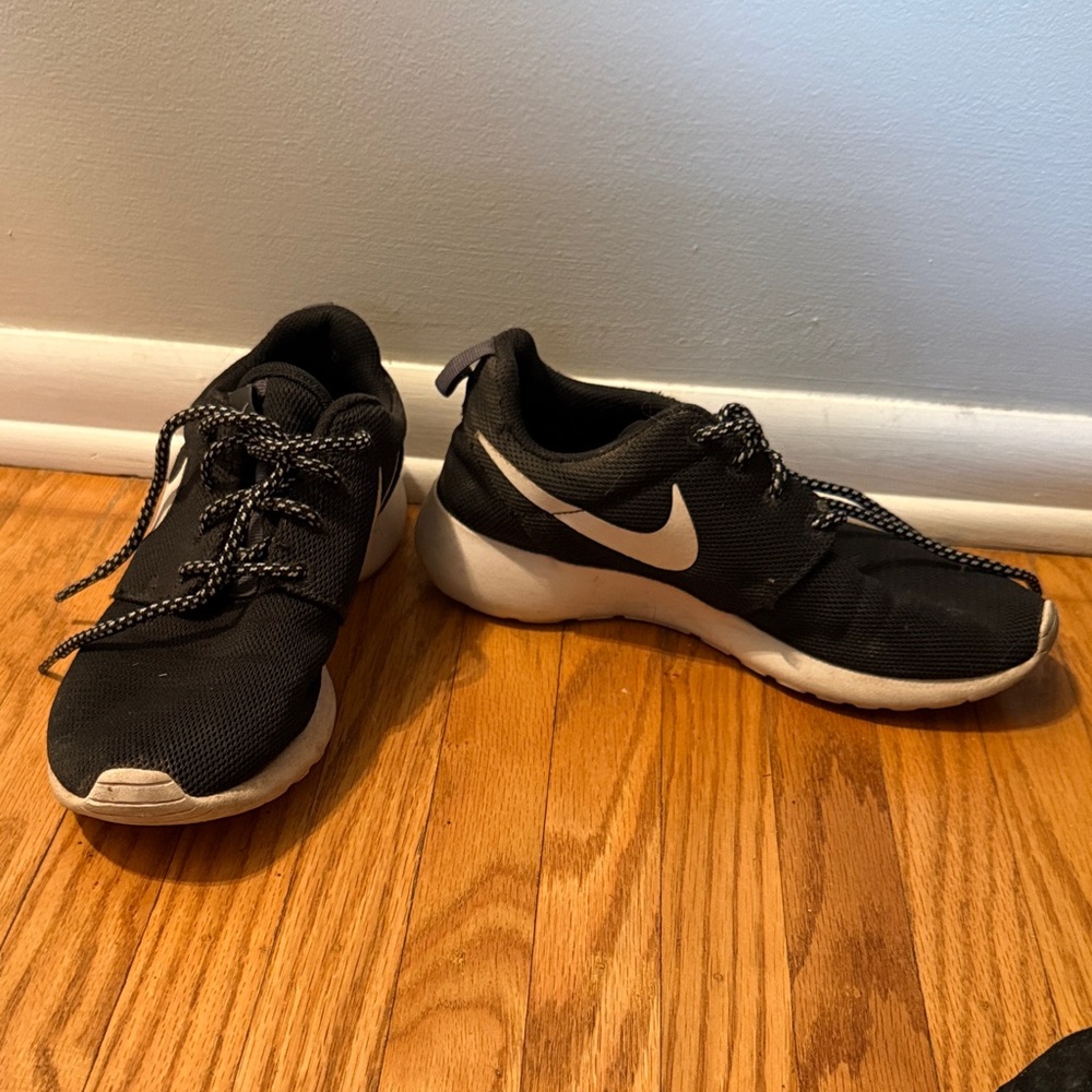 Nike Black and White Men's Low-Top Sneakers
